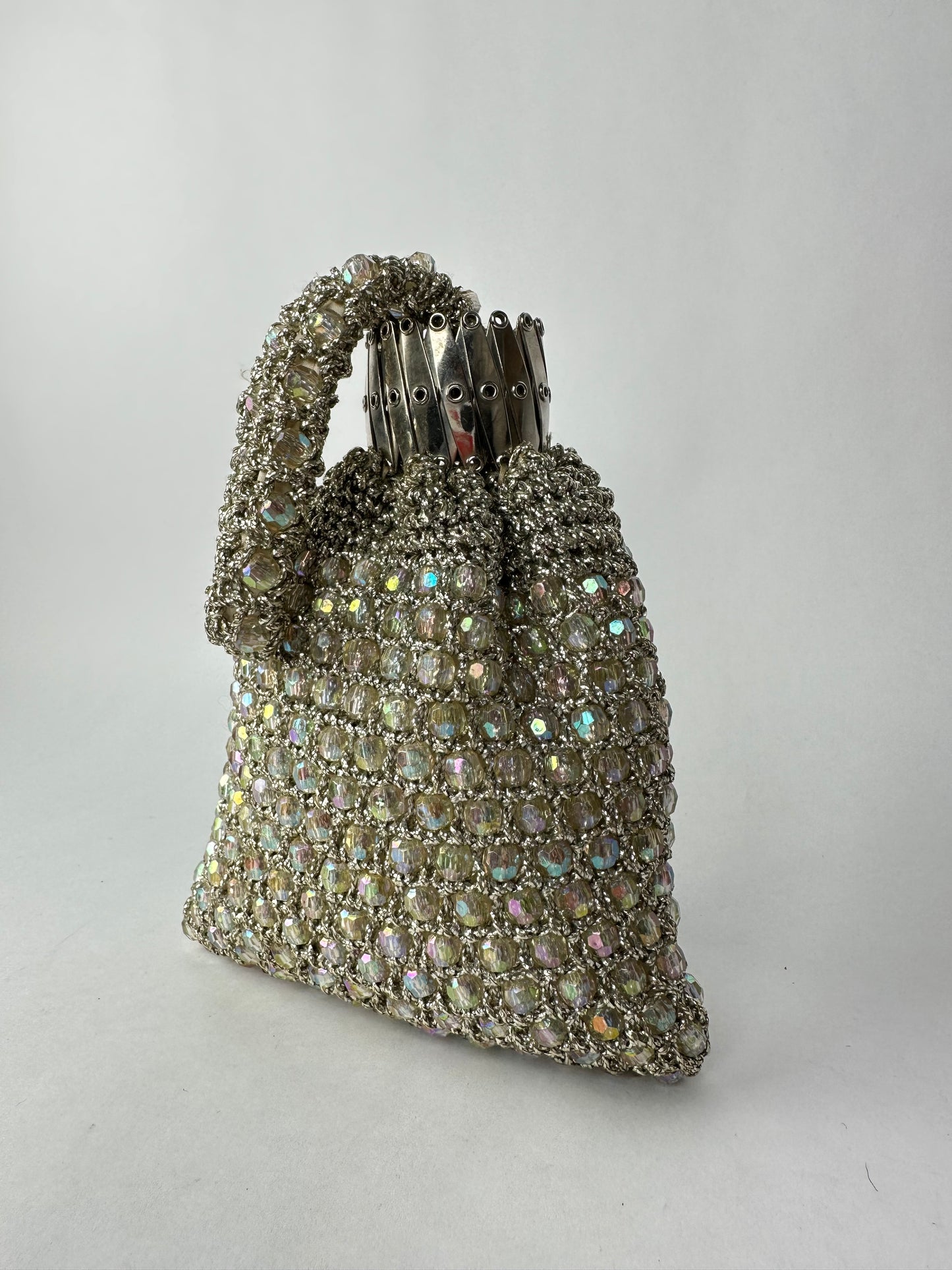 MINAUDIERE in silver lamé mesh interspersed with iridescent pearls, decorated with an articulated opening in silver metal
