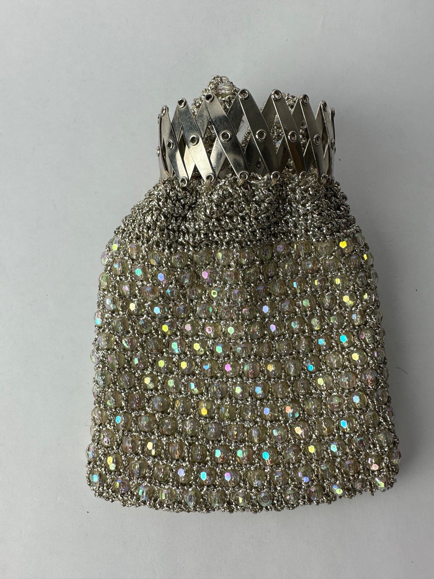MINAUDIERE in silver lamé mesh interspersed with iridescent pearls, decorated with an articulated opening in silver metal