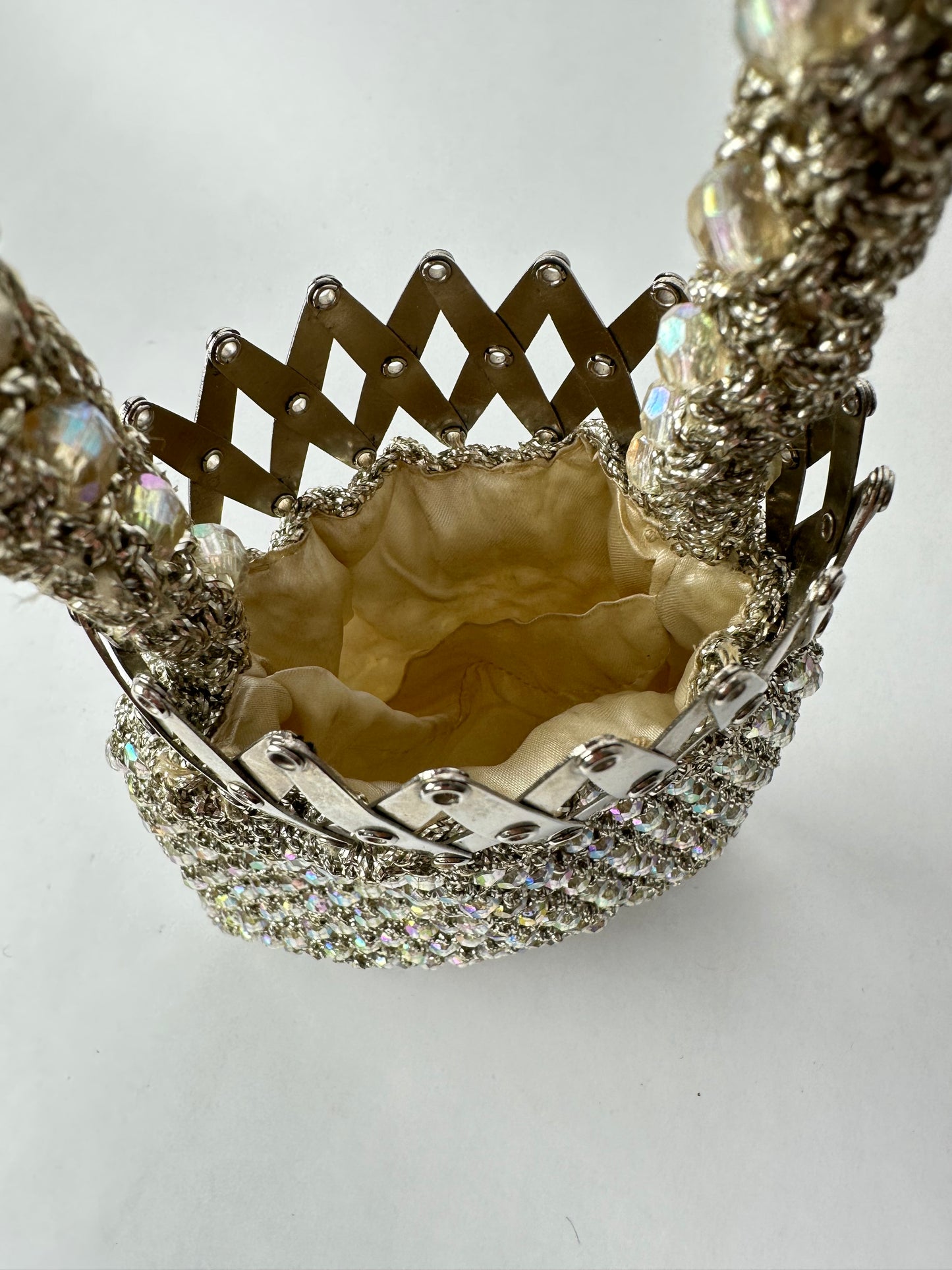 MINAUDIERE in silver lamé mesh interspersed with iridescent pearls, decorated with an articulated opening in silver metal
