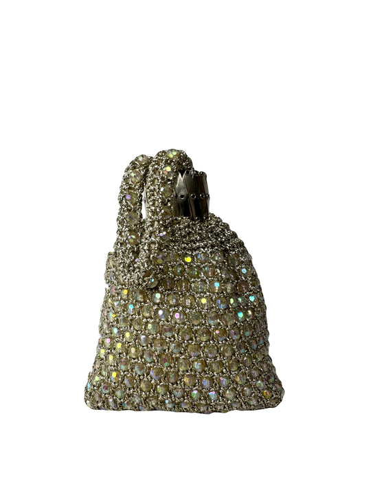 MINAUDIERE in silver lamé mesh interspersed with iridescent pearls, decorated with an articulated opening in silver metal